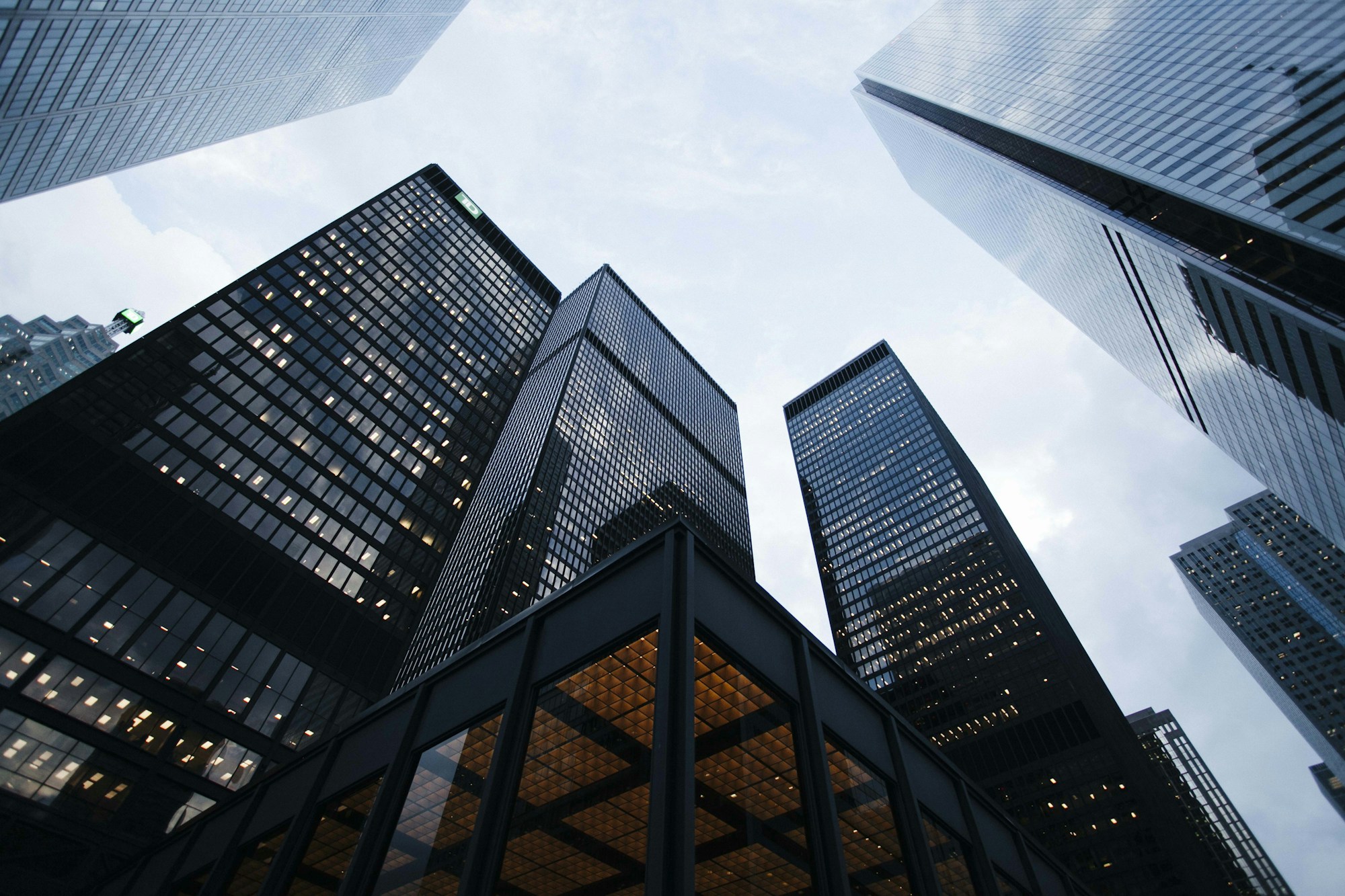 Immeubles de bureaux vus en contre-plongée, quartier d'affaires