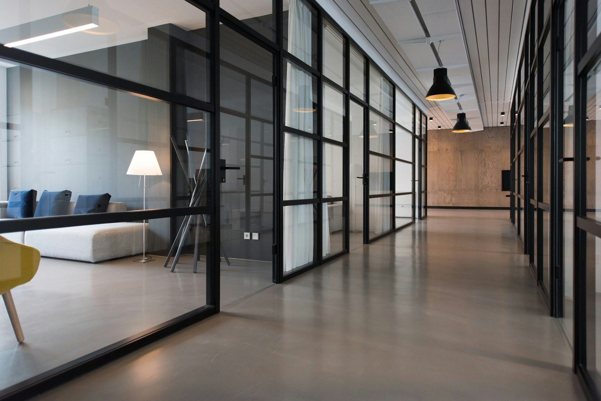 Couloir de bureaux vitrés, sièges d'entreprises françaises
